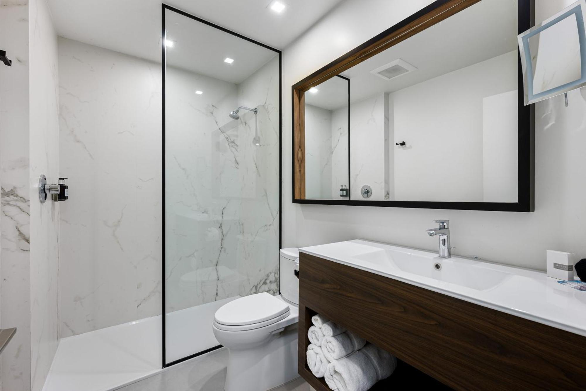 Hotel The Skylark, A