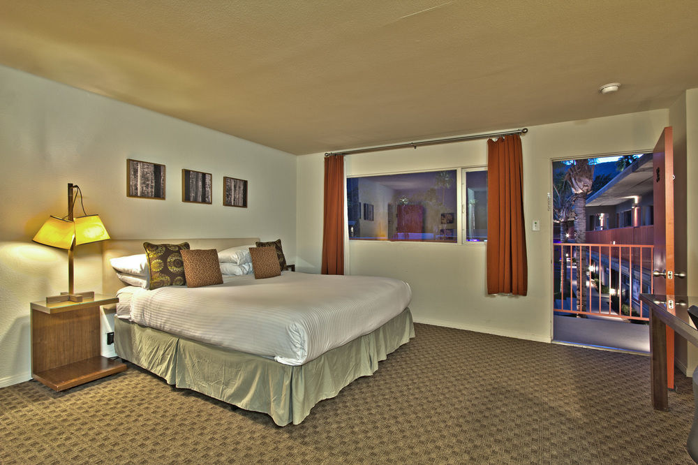 Hotel The Skylark, A