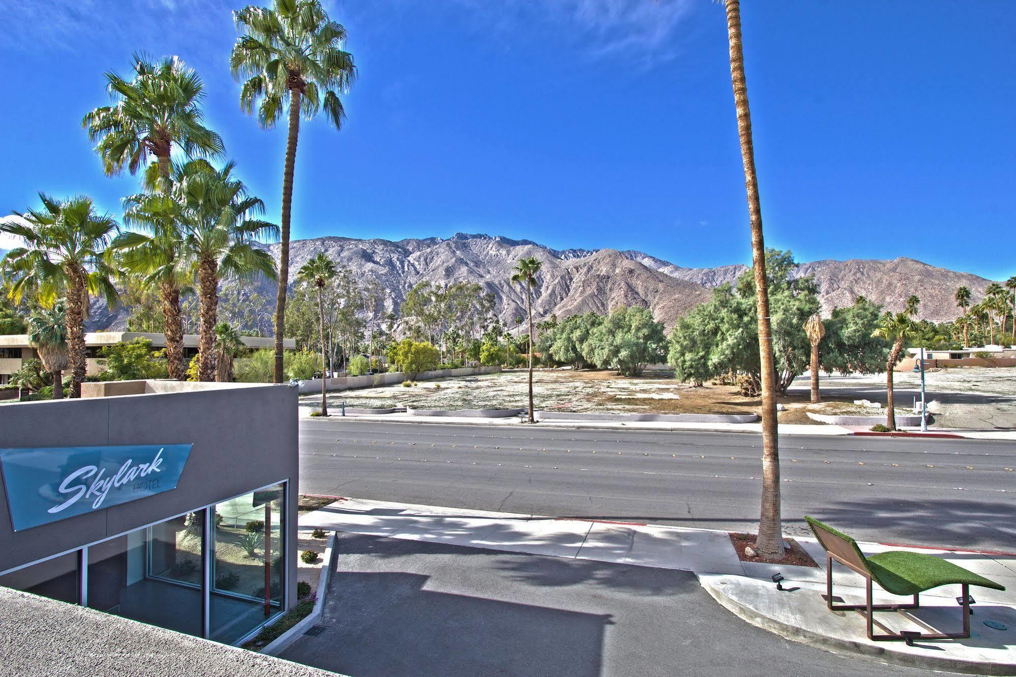 Hotel The Skylark, A